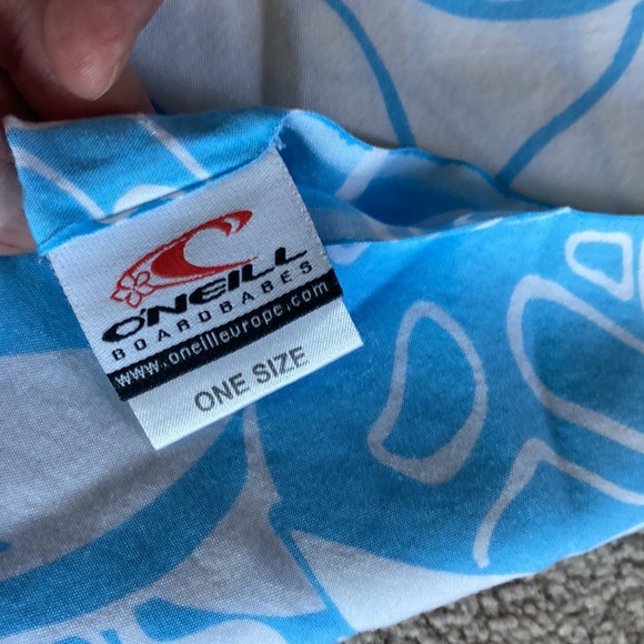 O’Neill blue and white wrap. Size 60” x 45” in excellent condition - Picture 3 of 8